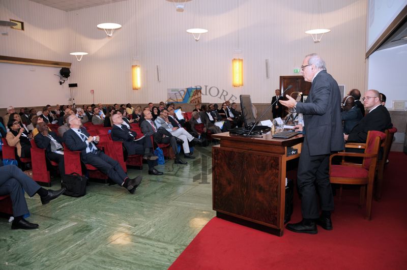 Intervento del Prof. Stefano Vella, Direttore del Centro Nazionale per la Salute Globale dell'Istituto Superiore di Sanità. Alla sua destra il Dott. Justin Varney, Consigliere Nazionale della Sanità Pubblica Inglese per la Salute e il Lavoro