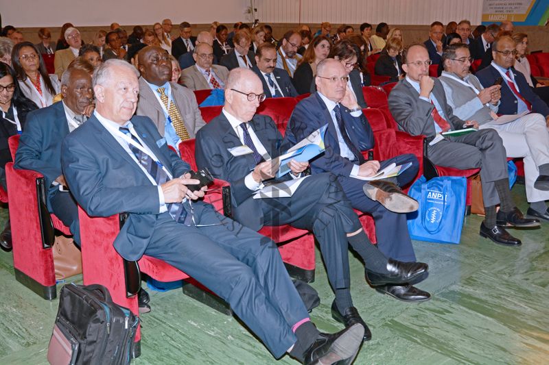 Panoramica sui partecipanti al Meeting. In prima fila il Prof. Walter Ricciardi, Presidente dell'ISS (terzo da sinistra)