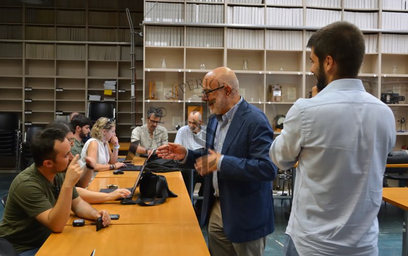 Prof. Antonio Mistretta conversa con i partecipanti al corso, al suo fianco, sul lato destro: l'autore del corso Luigi De Angelis (medico in formazione specialistica in Igiene e Medicina Preventiva presso l'Università di Pisa)