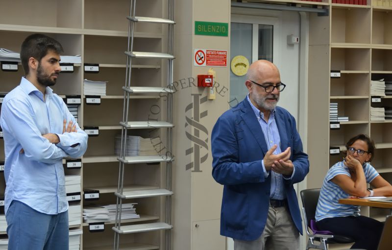 Il Prof. Antonio Mistretta interviene in aula, alla sua destra il Prof. Luigi De Angelis