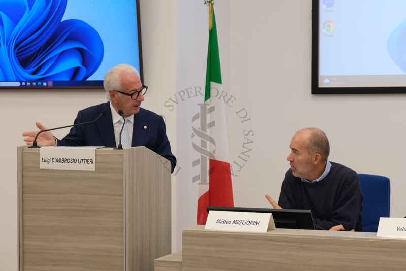 Il Prof. Luigi D'Ambrosio Littieri e Matteo Migliorini intervengono in aula