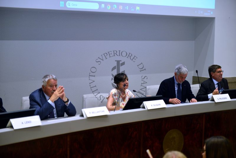 Da sinistra a destra, il Presidente dell'ISS Prof. Rocco Bellantone, la Presidente della Società Italiana d'Igiene Dott.ssa Roberta Siliquini, il Presidente Nazionale AIOP (Associazione Italiana Ospedalità Privata), Prof. Gabriele Pellissero e il Presidente del Consiglio Universitario Nazionale (CUN) Prof. Paolo Pedone