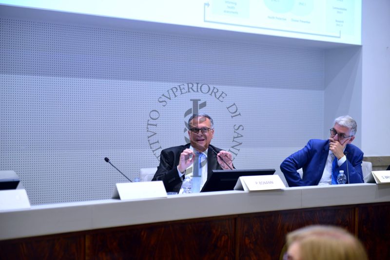 Intervento del Prof. Paolo Bonanni, Professore Ordinario di Igiene della Facoltà di Medicina e Chirurgia dell'Università di Firenze. A destra Il Prof. Silvio Brusaferro, ex Presidente dell'Istituto Superiore di Sanità