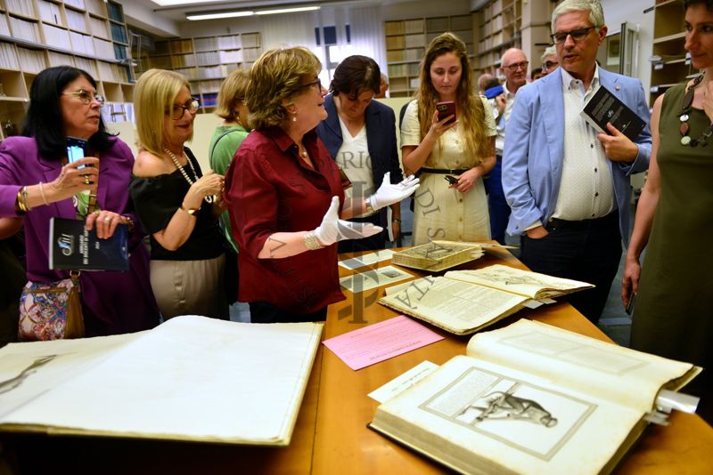 Visita alla Biblioteca dell'Istituto Superiore di Sanità organizzata per i partecipanti al Convegno Formazione e Ricerca in Igiene e Sanità Pubblica. La Dott.ssa Maria Alessandra Falcone, Coordinatrice del Fondo Rari della Biblioteca dell'ISS (terza da sinistra) illustra agli ospiti alcuni volumi del Fondo Antico