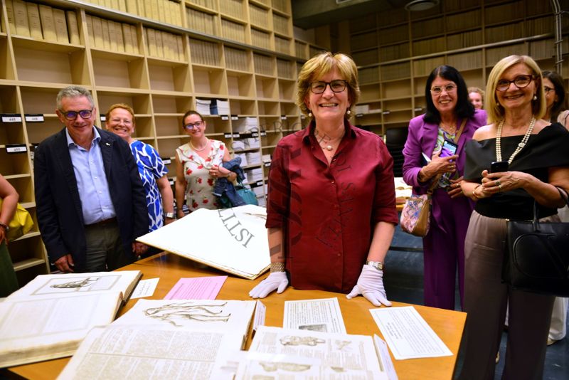 La Dott.ssa Maria Alessandra Falcone, Coordinatrice del Fondo Rari della Biblioteca dell'ISS (in primo piano, al centro)