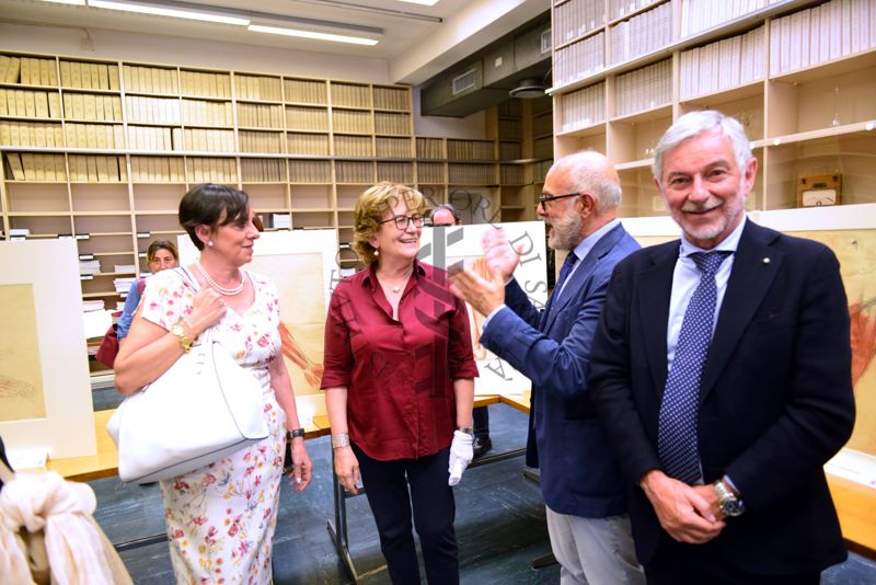 Da sinistra a destra, la Prof.ssa Roberta Siliquini, Presidente della Società Italiana d'Igiene, la Dott.ssa Maria Alessandra Falcone, Coordinatrice del Fondo Rari della Biblioteca dell'ISS, il Dott. Antonio Mistretta, Responsabile del Servizio Comunicazione Scientifica dell'Istituto Superiore di Sanità e il Prof. Gabriele Pellissiero, Presidente Nazionale AIOP (Associazione Italiana Ospedalità Privata)