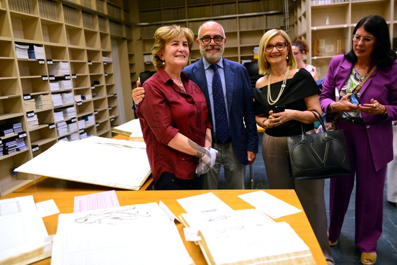 La Dott.ssa Maria Alessandra Falcone, Coordinatrice del Fondo Rari della Biblioteca dell'ISS (prima da sinistra) e il Dott. Antonio Mistretta, Responsabile del Servizio Comunicazione Scientifica dell'Istituto Superiore di Sanità (secondo da sinistra) con alcuni invitati alla visita in Biblioteca per la visione dei volumi del Fondo Antico