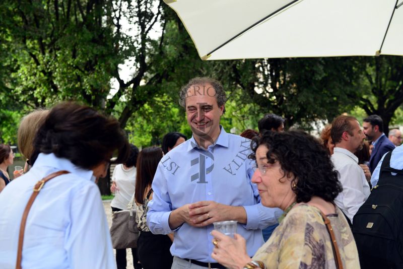 Alcuni invitati al Convegno Formazione e Ricerca in Igiene e Sanità Pubblica durante il rinfresco tenutosi nel Giardino dell'Istituto Superiore di Sanità