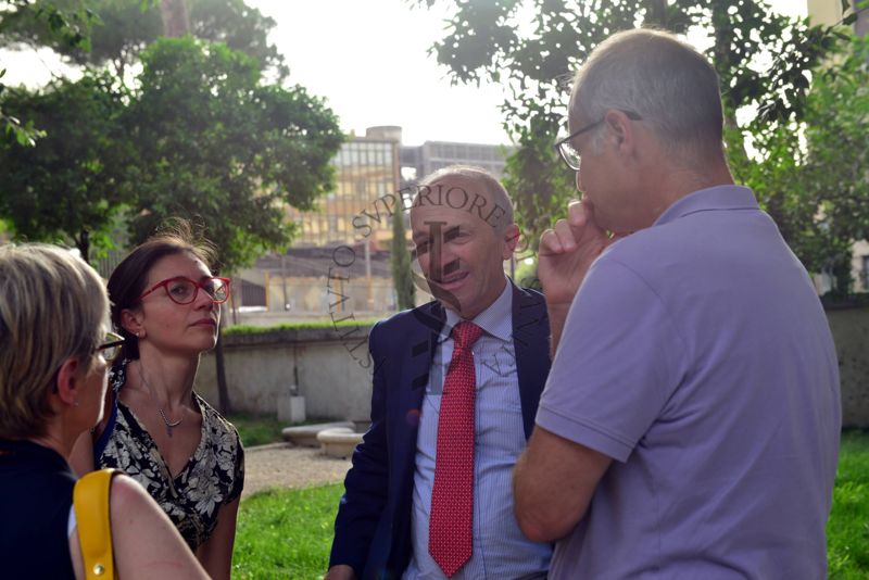 Il Prof. Carlo Signorelli, Direttore della Scuola di Specializzazione in Igiene e Medicina Preventiva di Parma (terzo da sinistra) e alcuni invitati al Convegno Formazione e Ricerca in Igiene e Sanità Pubblica durante il rinfresco tenutosi nel Giardino dell'Istituto Superiore di Sanità