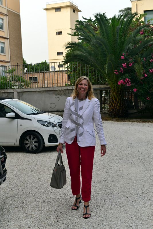 L'arrivo della Prof.ssa Caterina Rizzo, Professore Ordinario di Igiene e Medicina Preventiva presso l'Università degli Studi di Pisa al rinfresco tenutosi nel Giardino dell'Istituto Superiore di Sanità