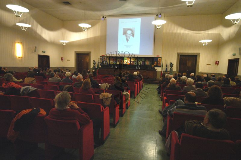 Aula Magna: partecipanti al Convegno. Ritratto di Daniel Bovet proiettato sullo schermo