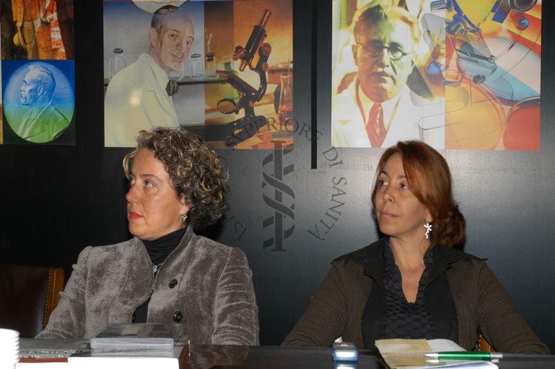 Da sinistra: la Prof. Francesca Vannozzi (docente di Storia della Medicina) dell'Università degli Studi di Siena  e la Prof. Lorenza Merzagora (docente della comunicazione scientifica musicale) dell'Università degli Studi di Siena