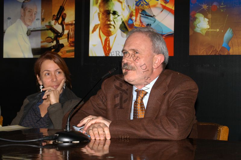 Prof. Giovanni Paoloni (della Scuola Speciale per Archivisti e Bibliotecari dell'Università degli Studi La Sapienza di Roma), al suo fianco la Prof. Lorenza Marzagora