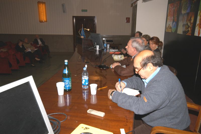 Il Prof. Giovanni Paoloni durante il suo intervento con gli altri relatori al suo fianco