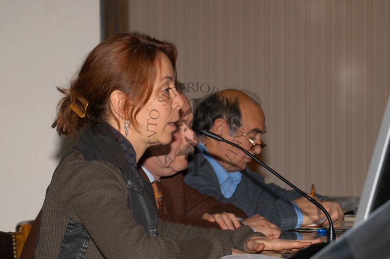 La Prof. Lorenza Merzagora durante il suo intervento, al suo fianco altri relatori