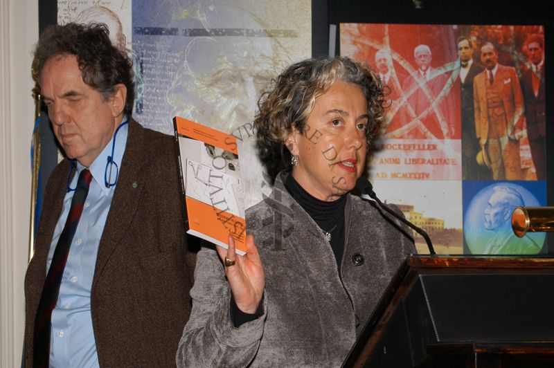 La Prof. Francesca Vannozzi mentre mostra ai partecipanti il testo "Materiali in corso"