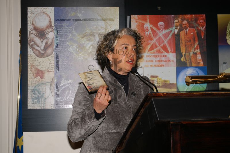 La Prof. Francesca Vannozzi mostra ai partecipanti il disco digitale contenente la scheda PST  "Catalogare il Patrimonio Scientifico e Tecnologico"