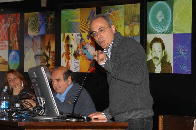 Intervento in aula del Prof. Stefano Vella con altri relatori al suo fianco