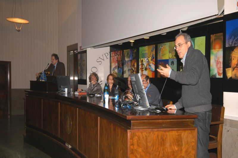 Intervento del Prof. Stefano Vella in Aula Magna con gli altri relatori al suo fianco