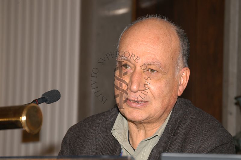 Il Prof. Alfonso Mele interviene in aula