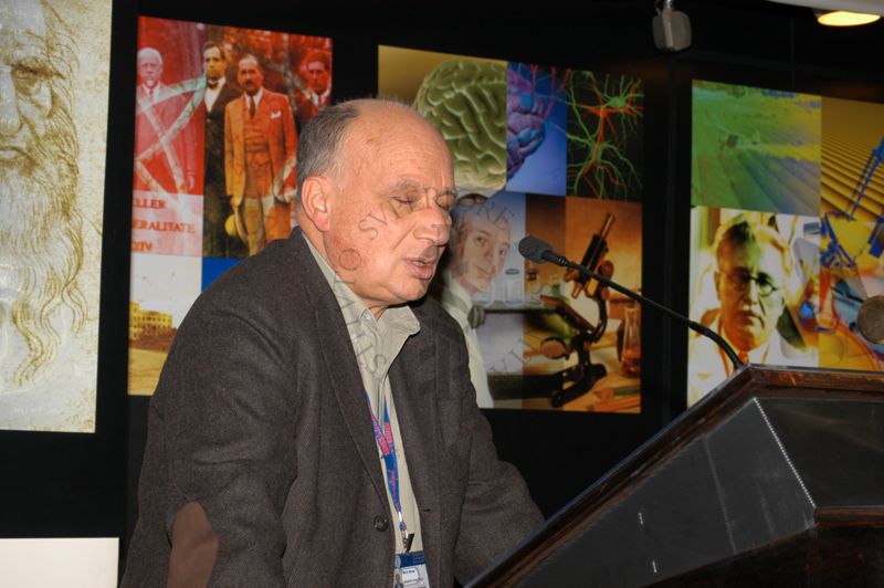 Il Prof. Alfonso Mele interviene in aula