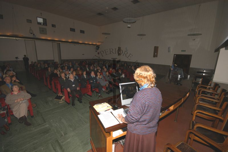 Intervento di Sara Modigliani al Convegno con i vari partecipanti presenti in aula