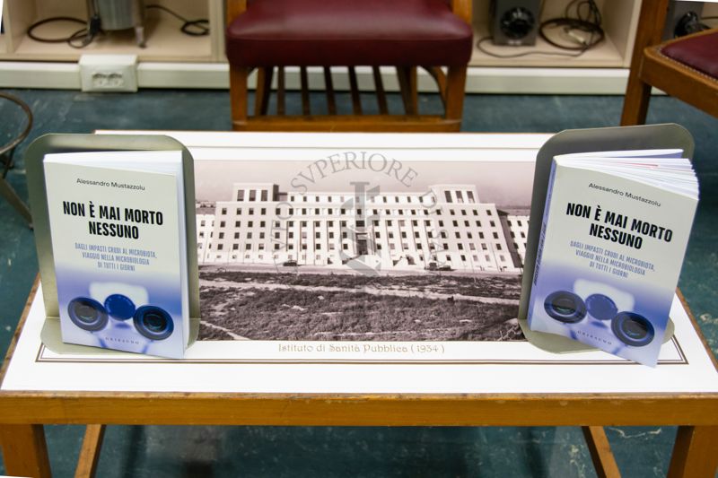 Copie del  libro "Non è mai morto nessuno" del Dott. Alessandro Mustazzolu