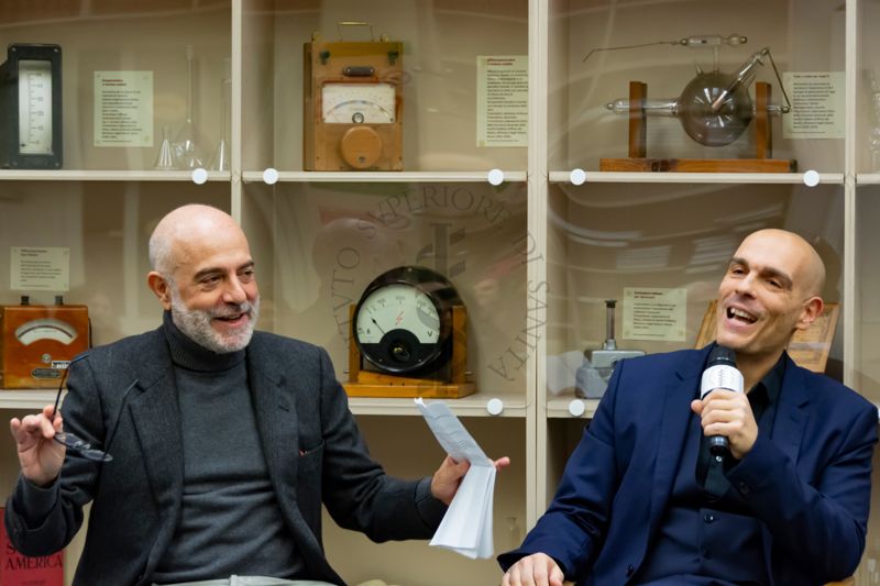 Il Prof. Antonio Mistretta, Responsabile del Servizio Comunicazione Scientifica dell'ISS (a sinistra) e il Dott. Alessandro Mustazzolu, microbiologo e virologo dell'Istituto Superiore di Sanità (a destra)