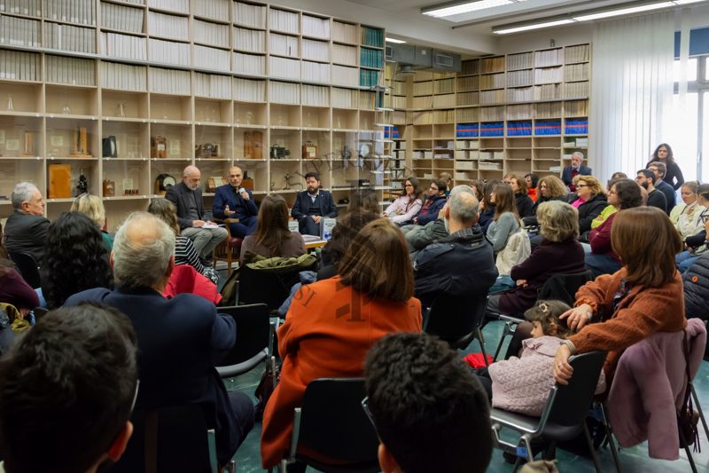 Panoramica sui partecipanti alla presentazione del libro "Non è mai morto nessuno" durante l'intervento del Dott. Alessandro Mustazzolu
