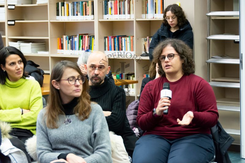 Una ricercatrice rivolge una domanda al Dott. Alessandro Mustazzolu