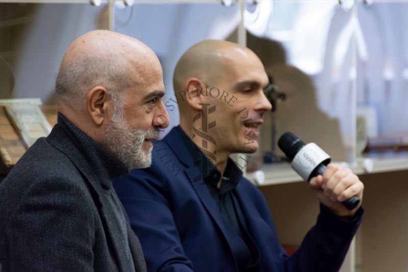 Il Dott. Alessandro Mustazzolu (a destra) risponde alla domanda della ricercatrice. A sinistra il Prof. Antonio Mistretta, Responsabile del Servizio Comunicazione Scientifica dell'ISS