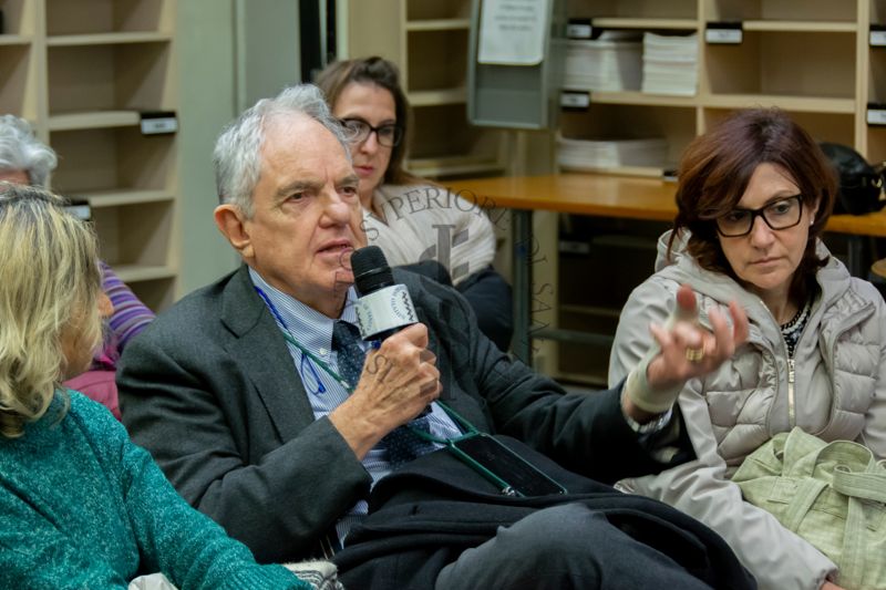 Il Prof. Enrico Alleva, Vice Presidente del Consiglio Superiore di Sanità ed ex dirigente dell'Istituto Superiore di Sanità rivolge una domanda al Dott. Alessandro Mustazzolu