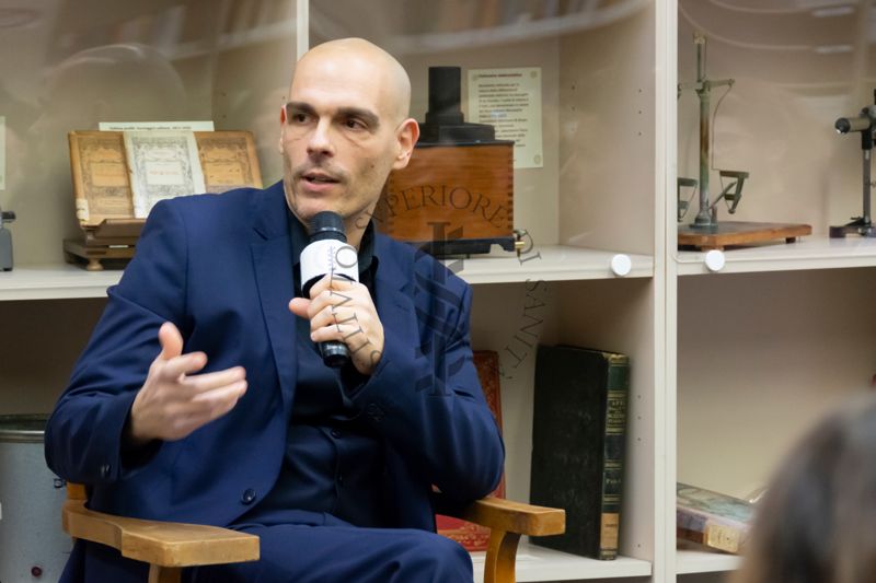 Il Dott. Alessandro Mustazzolu risponde alla domanda del Prof. Enrico Alleva, Vice Presidente del Consiglio Superiore di Sanità ed ex dirigente dell'Istituto Superiore di Sanità