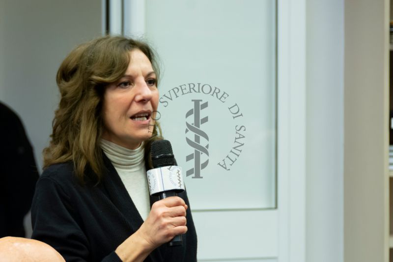 Una ricercatrice rivolge una domanda al Dott. Alessandro Mustazzolu