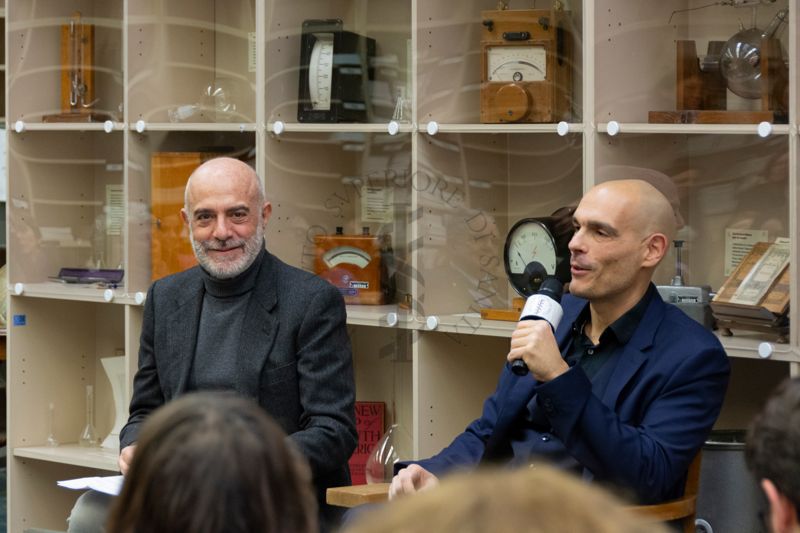 Il Dott. Alessandro Mustazzolu (a destra) risponde alla domanda della ricercatrice. A sinistra il Prof. Antonio Mistretta, Responsabile del Servizio Comunicazione Scientifica dell'ISS