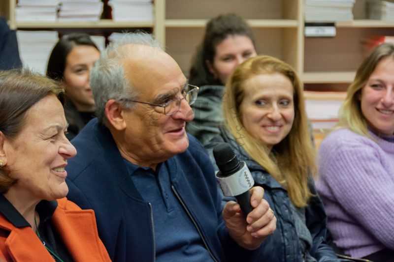 Un invitato alla presentazione del libro "Non è mai morto nessuno" rivolge una domanda al Dott. Alessandro Mustazzolu