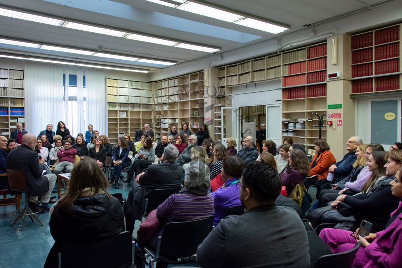 Panoramica sui partecipanti alla presentazione del libro "Non è mai morto nessuno" durante l'intervento conclusivo del Prof. Antonio Mistretta, Responsabile del Servizio Comunicazione Scientifica dell'ISS