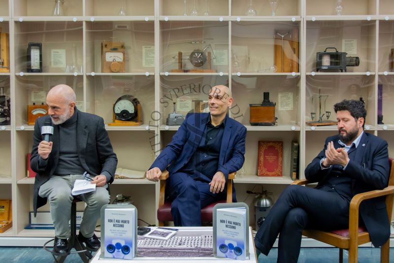 Discorso conclusivo del Prof. Antonio Mistretta, Responsabile del Servizio Comunicazione Scientifica dell'ISS (a sinistra). Al centro il Dott. Alessandro Mostazzolu, microbiologo e virologo dell'Istituto Superiore di Sanità e a destra il Dott. Simone Macrì, ricercatore del Centro di Riferimento per le Scienze Comportamentali e la Salute Mentale dell'ISS