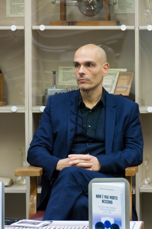 Il Dott. Alessandro Mostazzolu, microbiologo e virologo dell'Istituto Superiore di Sanità e autore del libro "Non è mai morto nessuno. Dagli impasti crudi al microbiota, viaggio nella microbiologia di tutti i giorni"