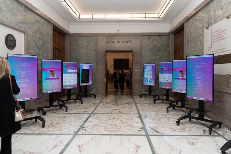 I poster del Convegno "Arte e Scienza per le Malattie Rare - Creatività e Ricerca in Connessione" esposti all'ingresso dell'Aula Pocchiari