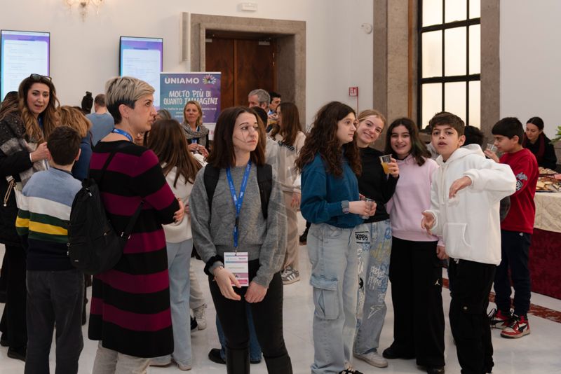Alcuni ragazzi della scuola  primaria IC "Anna Fraentzel Celli" presenti al Convegno "Arte e Scienza per le Malattie Rare - Creatività e Ricerca in Connessione"