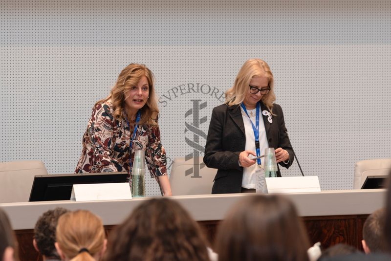 La Dott.ssa Amalia Egle Gentile, responsabile del Laboratorio di Health Humanities, Centro Nazionale Malattie Rare dell'Istituto Superiore di Sanità (a sinistra) e la Dott.ssa Annalisa Scopinaro, Presidente della Federazione Italiana Malattie Rare (a destra)