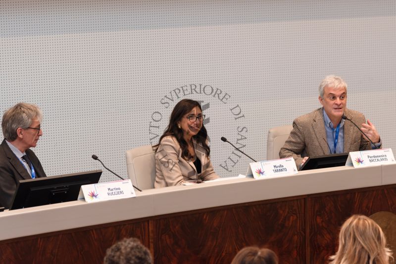 Intervento del giornalista e scrittore Pierdomenico Baccalario, autore di romanzi d'avventura per ragazzi (a destra). Con lui il Prof. Martino Ruggieri, Pediatra e Responsabile del Centro per le Neurofibromatosi di Catania (a sinistra) e la Dott.ssa Mirella Taranto, Renponsabile dell'Ufficio Stampa dell'Istituto Superiore di Sanità (al centro)