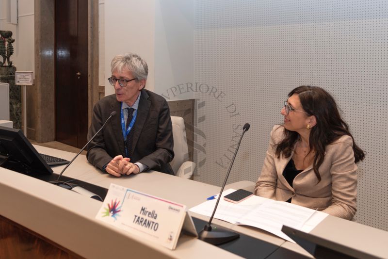 Intervento del Prof. Martino Ruggieri, Pediatra e Responsabile del Centro per le Neurofibromatosi di Catania (a sinistra). A destra la Dott.ssa Mirella Taranto, Renponsabile dell'Ufficio Stampa dell'Istituto Superiore di Sanità