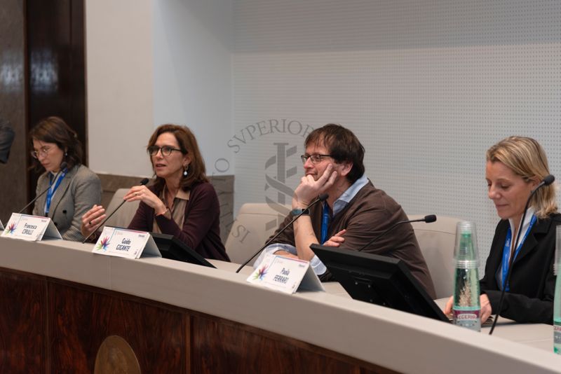 Intervento della Dott.ssa Francesca Cirulli, Direttrice della Ricerca presso il Centro per le Scienze Comportamentali e la Salute Mentale dell'Istituto Superiore di Sanità (seconda da sinistra). Con lei il Dott. Guido Gigante, ricercatore del Centro Protezione dalle Radiazioni e fisica computazionale dell'Istituto Superiore di Sanità (terzo da sinistra) e la Dott.ssa Paola Ferrari del Servizio Comunicazione Scientifica, Coordinatrice del Fondo Rari della Biblioteca dell'ISS (prima da sinistra)