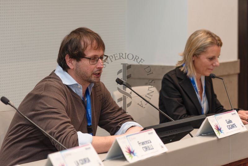 Intervento del Dott. Guido Gigante, ricercatore del Centro Protezione dalle Radiazioni e fisica computazionale dell'Istituto Superiore di Sanità (primo da sinistra). Accanto a lui la Dott.ssa Paola Ferrari del Servizio Comunicazione Scientifica, Coordinatrice del Fondo Rari della Biblioteca dell'ISS