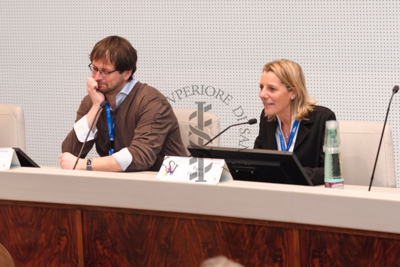 Intervento della Dott.ssa Paola Ferrari del Servizio Comunicazione Scientifica, Coordinatrice del Fondo Rari della Biblioteca dell'ISS. Accanto a lei il Dott. Guido Gigante, ricercatore del Centro Protezione dalle Radiazioni e fisica computazionale dell'Istituto Superiore di Sanità