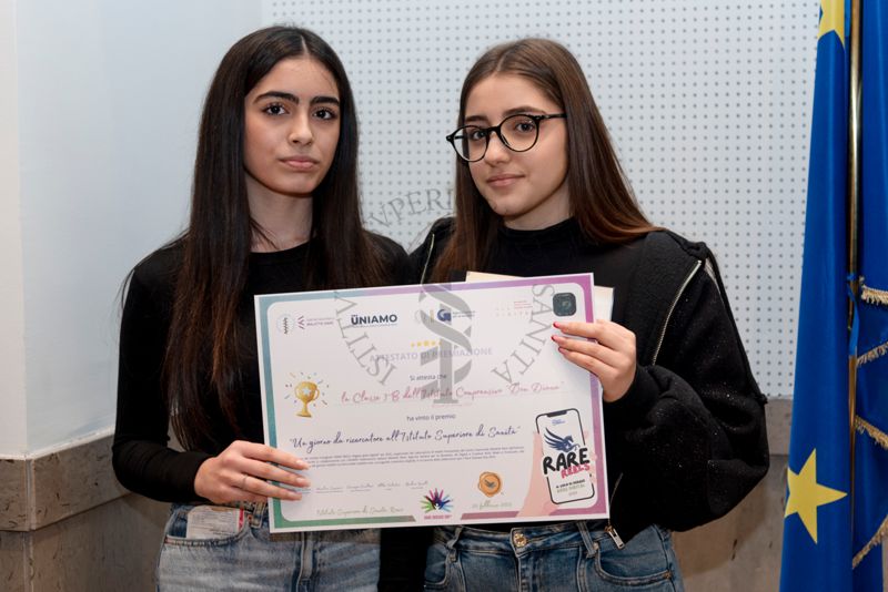Due ragazze dell'Istituto Comprensivo "Don Diana" di Casal Principe (Caserta) mostrano l'attestato di premiazione "Un giorno da ricercatore all'Istituto Superiore di Sanità"