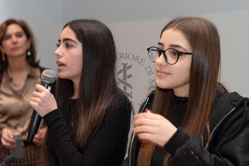 Intervento di una ragazza dell'Istituto Comprensivo "Don Diana" di Casal Principe (Caserta). Alle sue spalle (prima da sinistra) la Dott.ssa. Francesca Cirulli, Direttrice della Ricerca presso il Centro per le Scienze Comportamentali e la Salute Mentale dell'Istituto Superiore di Sanità