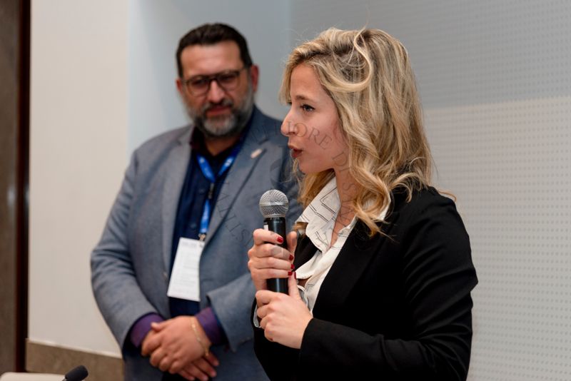 Intervento della Dott.ssa Rada Letizia Gentile, specializzanda in anestesia e rianimazione. Sulla sinistra il giornalista Altheo Valentini, Project Manager nel campo dei finanziamenti europei e nell'innovazione digitale e sociale e fondatore della European Grants International Academy Srl